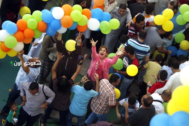 المواطنون يُواصلون زيارة الأقارب وتبادل التهاني في تاني أيام عيد الأضحى المبارك