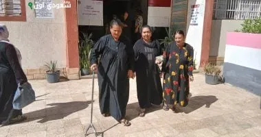 أدلت مسنة بصوتها داخل أحد لجان انتخابات مجلس الشيوخ بمحافظة قنا