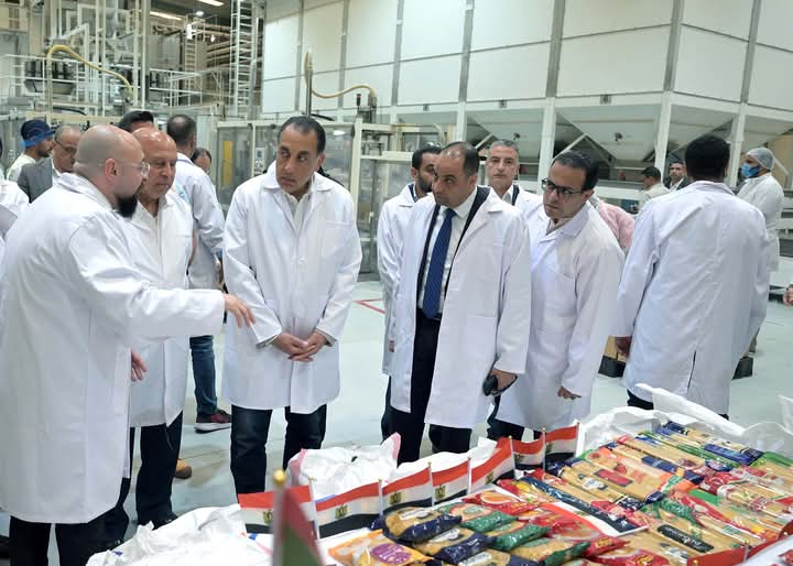 مدبولي يزور مصانع طيبة المتطوره في العاشر