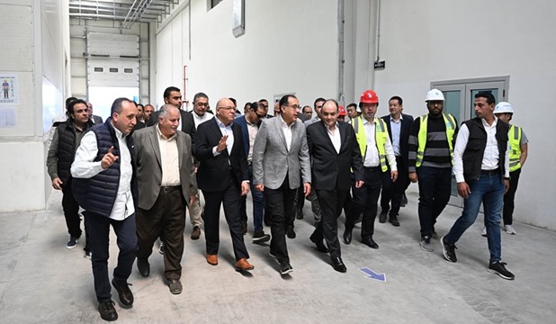 رئيس الوزراء يتفقد مصانع العاشر من رمضان