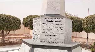 محافظ أسيوط يضع إكليل من الزهور على قبر شهداء