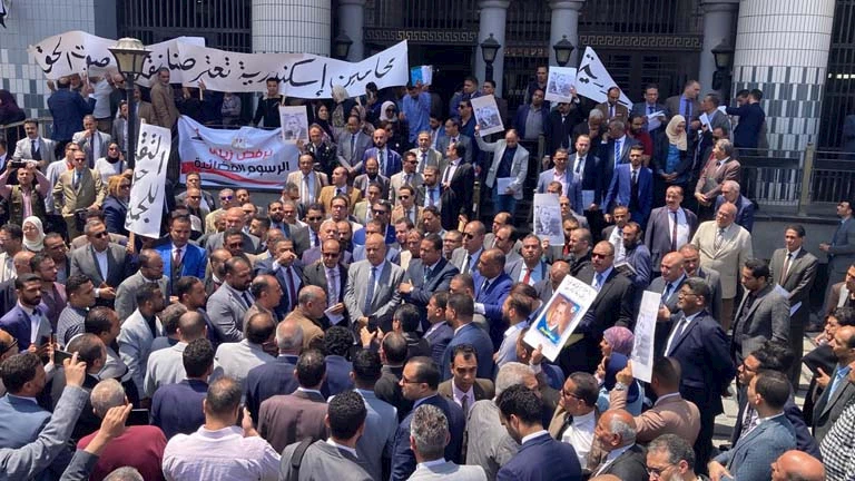 مئات المحاميون في الإسكندرية ينظمون وقفة احتجاجية اعتراضًا على زيادة الرسوم