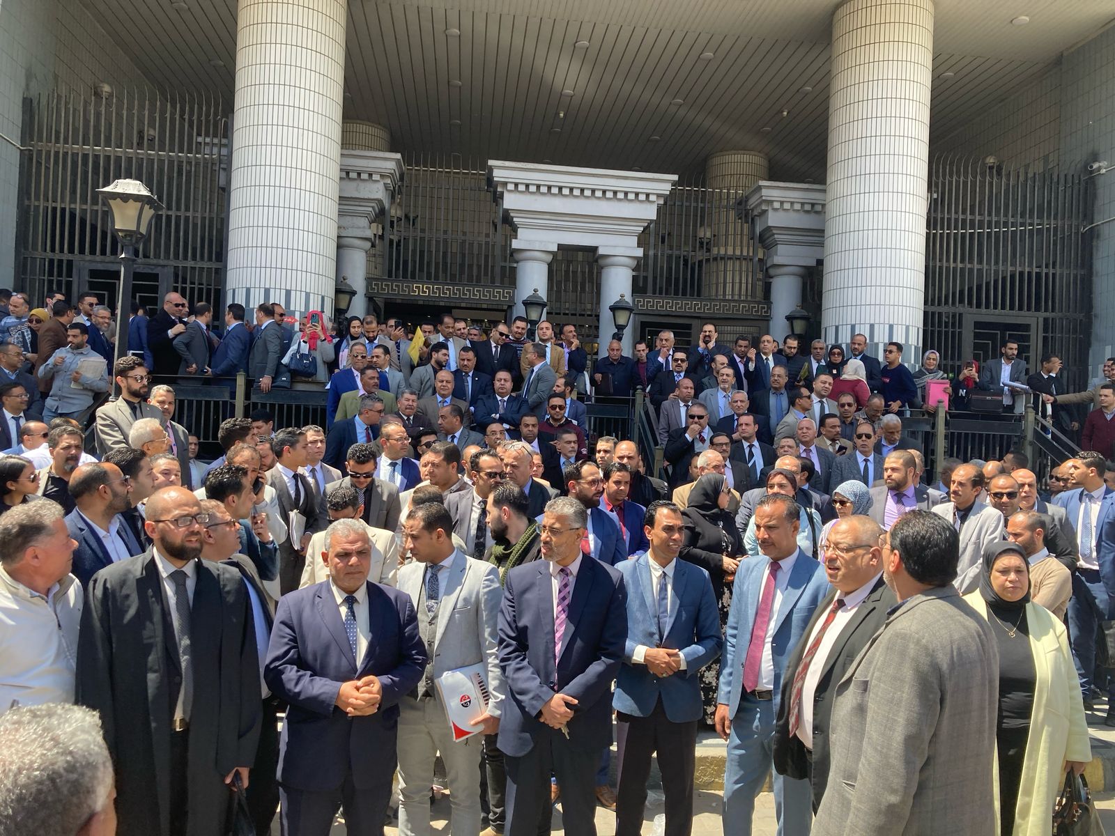  مئات المحاميون في الإسكندرية ينظمون وقفة احتجاجية اعتراضًا على زيادة الرسوم