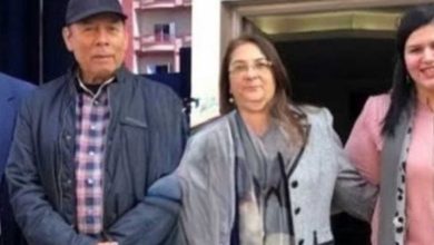 صورة الفنان أحمد ماهر مع مديرة مدرسة الكرمة تثير الجدل