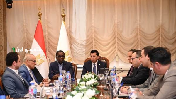 وزير الرياضة يناقش مع أمين الكاف