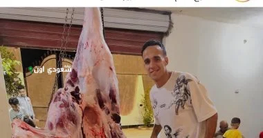 ناصر منسى يشارك فرحة العيد بصورة ذبح الأضحية