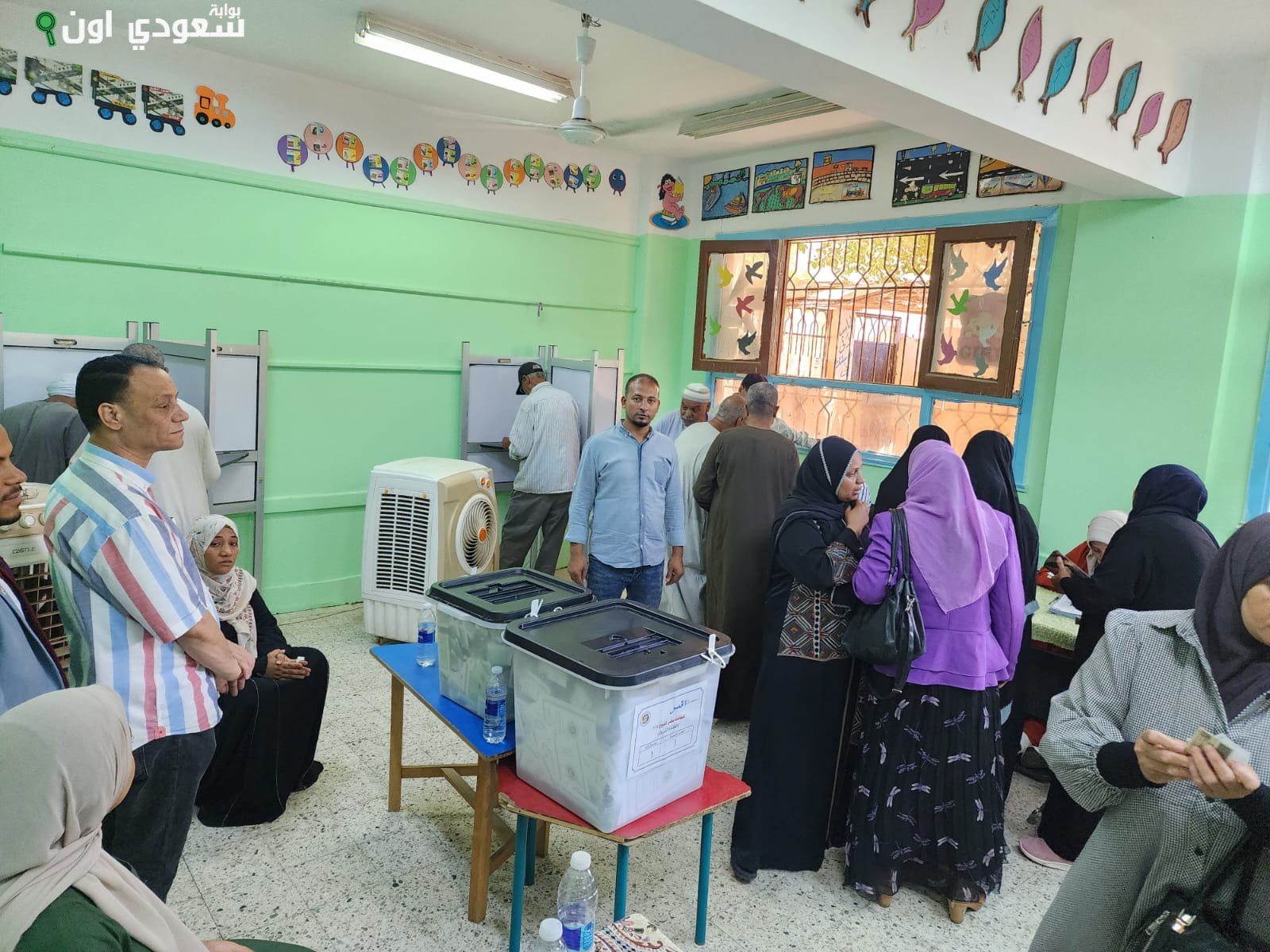 الصورة الرئيسية للمقال: إقبال متزايد من السيدات والشباب في البياضية على التصويت بانتخابات الشيوخ