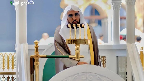خطيب المسجد الحرام يُنبه إلى مخاطر غياب الوعي في استخدام التكنولوجيا الحديثة