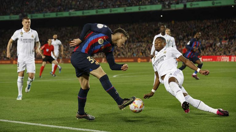 برشلونة يطالب بركلة جزاء بعد ارتطام الكرة بيد فالفيردي في الكلاسيكو