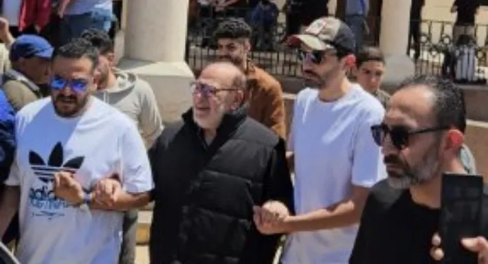 صلاح عبد الله انهار بعد صلاة جنازة سليمان عيد في الشيخ زايد انهار الفنان صلاح عبد الله