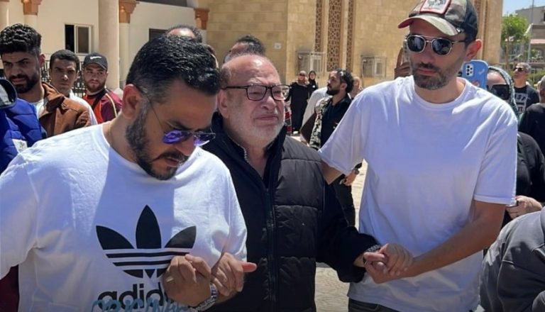 دموع النجوم في جنازة سليمان عيد