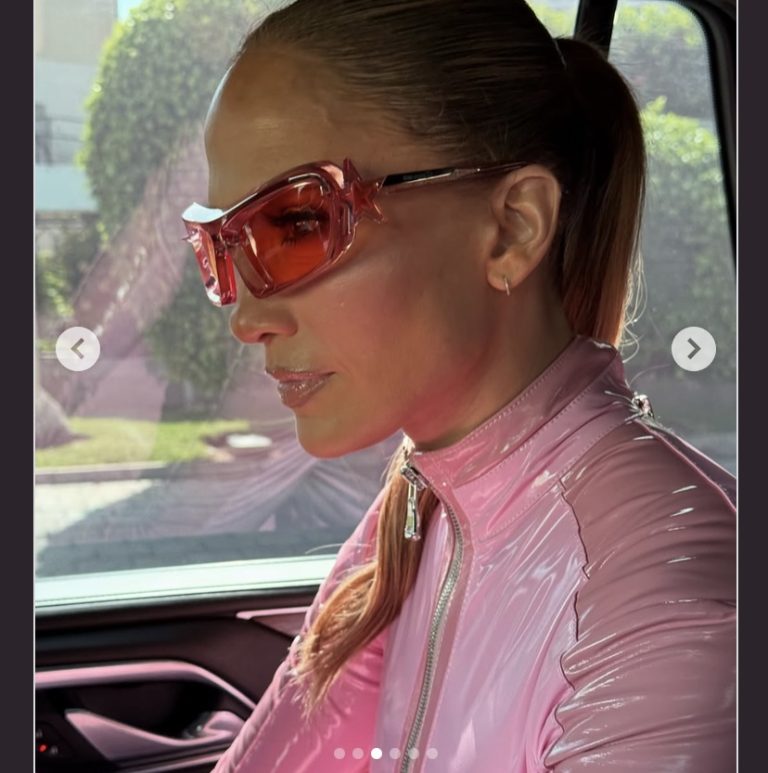 جينيفر لوبيز بتلبس نضاره مصريه