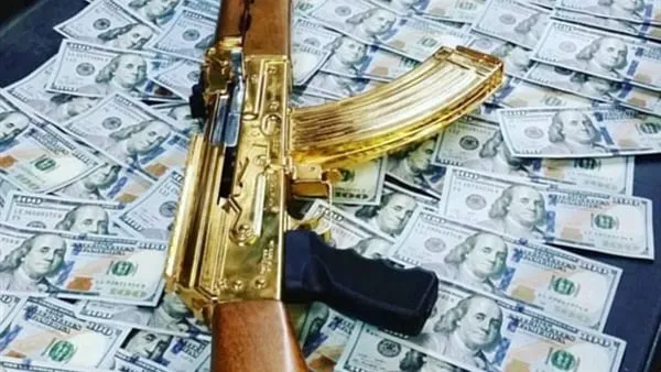 شخص بيغسل فلوس من تجاره سلاح