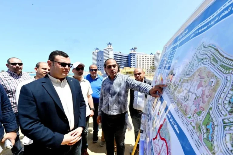 وزير الإسكان يتفقد طرق مارينا