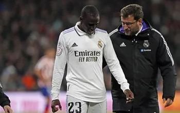 فيرلاند ميندي يغادر مباراة برشلونة