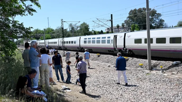 إسبانيا تعلن حالة الطوارئ وتغلق شبكة السكك الحديدية