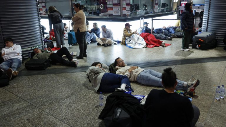 العودة للحياة بعد عودة التيار الكهربائي من جديد في إسبانيا والبرتغال