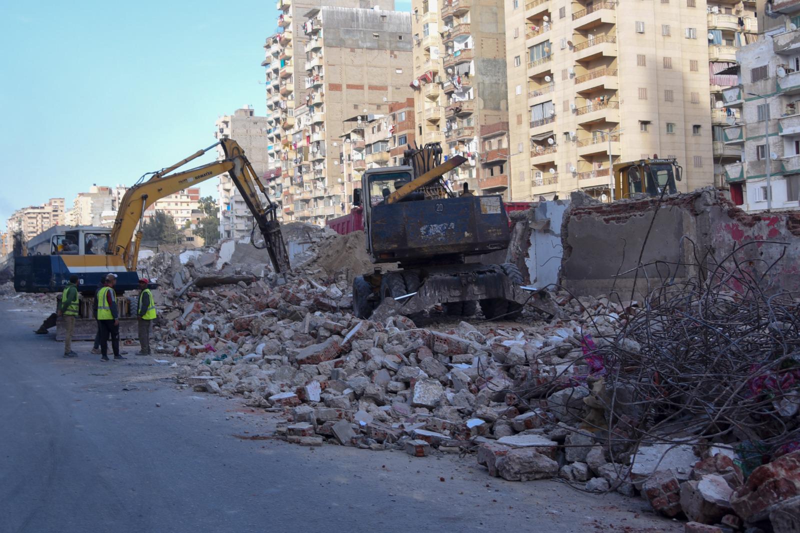 محافظ الإسكندرية يزيل المحال المخالفة على حرم السكك الحديدية في الإسكندرية تنفيذًا لمشروع "المترو الجديد"