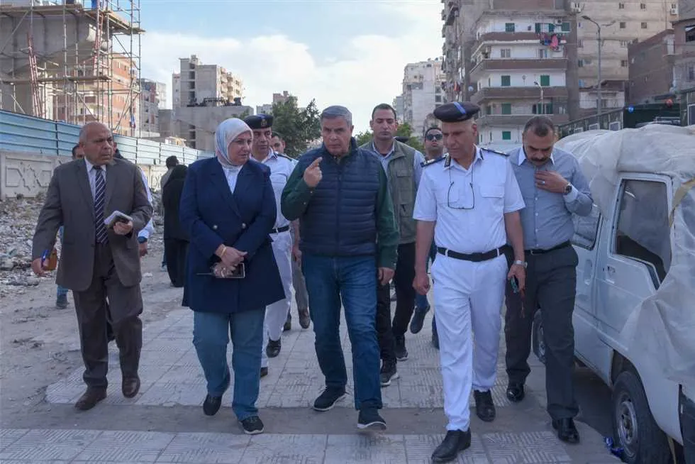 محافظ الإسكندرية يزيل المحال المخالفة على حرم السكك الحديدية في الإسكندرية تنفيذًا لمشروع "المترو الجديد"