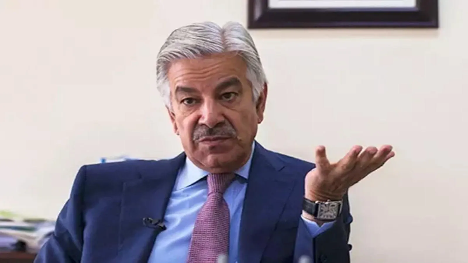 وزير دفاعها خواجه محمد