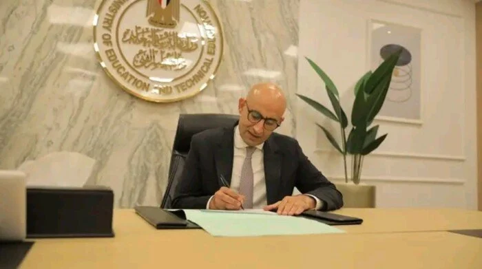 وزير التعليم يمنح إجازة