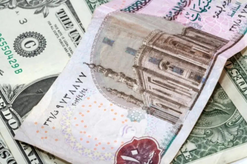 صرف الدولار الأمريكي مقابل الجنيه المصري