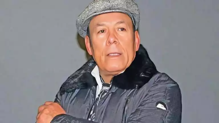 صورة الفنان أحمد ماهر مع مديرة مدرسة الكرمة تثير الجدل