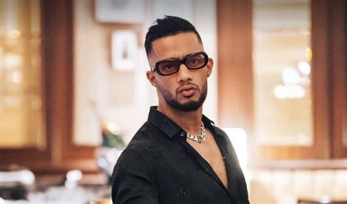 محمد رمضان يؤدي فريضة الصلاة على أنغام الأغاني