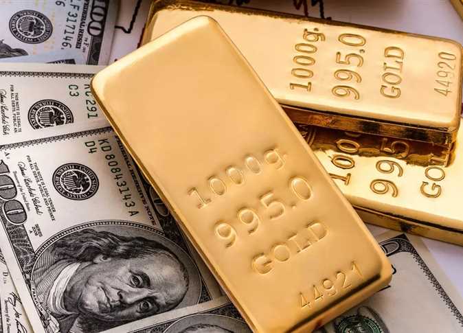 سعر الدولار يزاحم الذهب في الصعود