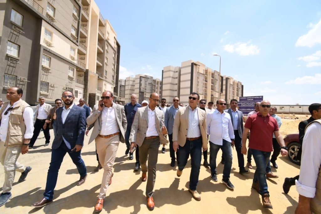 وزير الإسكان يتفقد مشروع