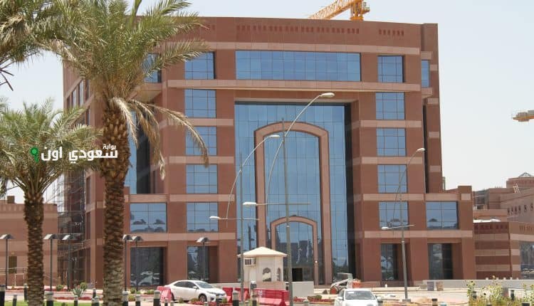 استمرار التسجيل في برامج الدراسات العليا للعام الجامعي