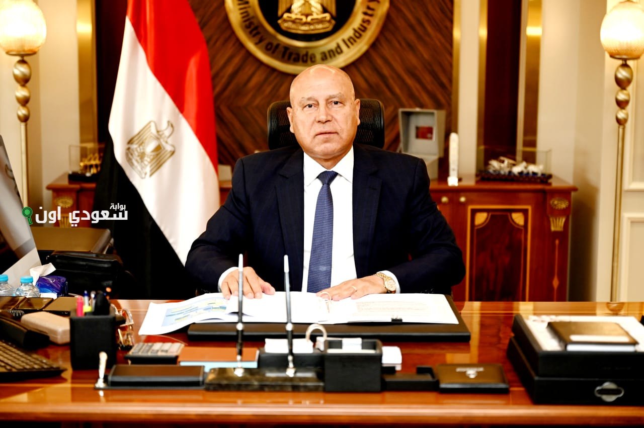 كامل الوزير يتناول أطر تعزيز التعاون في الصناعة والنقل خلال لقاء رسمي مع وزير الصناعة.