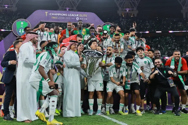احتفالات ضخمة بتتويج الأهلي السعودي بآسيا