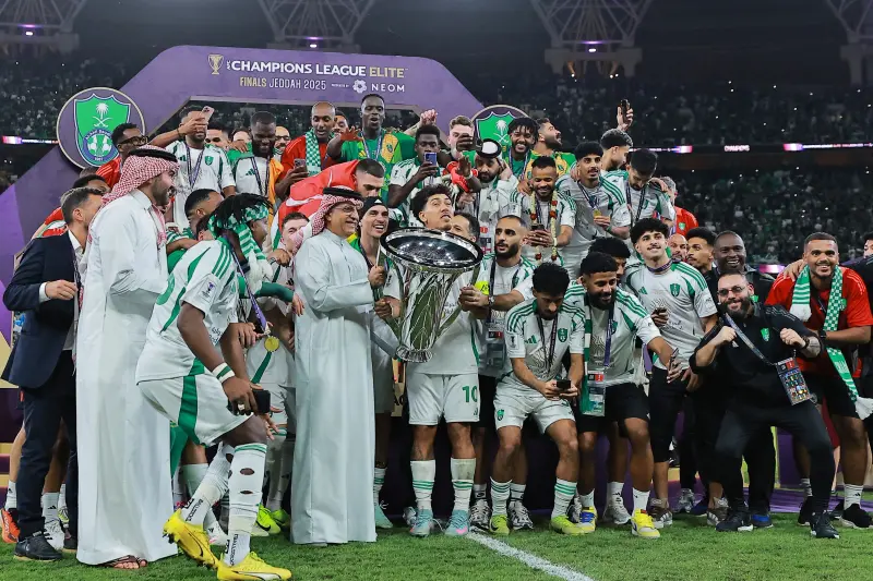 احتفالات ضخمة بتتويج الأهلي