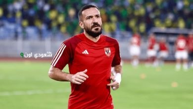 داري ومعلول يجلسان على دكة البدلاء في مباراة الأهلي ضد فريق فاركو