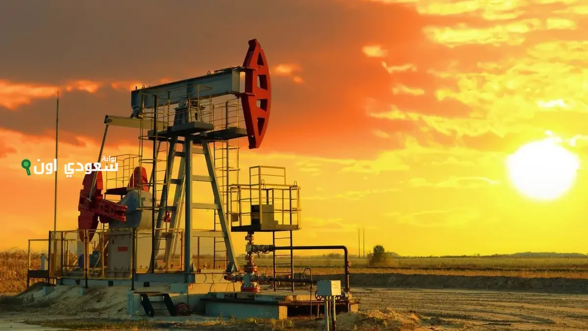 النفط ينخفض مع انتظار قرار أوبك+ المنتظر