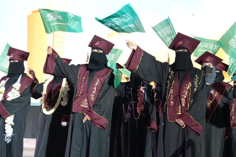 جامعة جازان تحتفل بتخريج