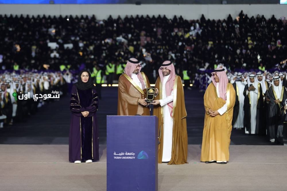 أمير المدينة المنورة يكرّم