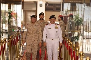 رئيس هيئة الأركان يناقش أوجه التعاون العسكري مع قائد القوة البحرية الكويتية
