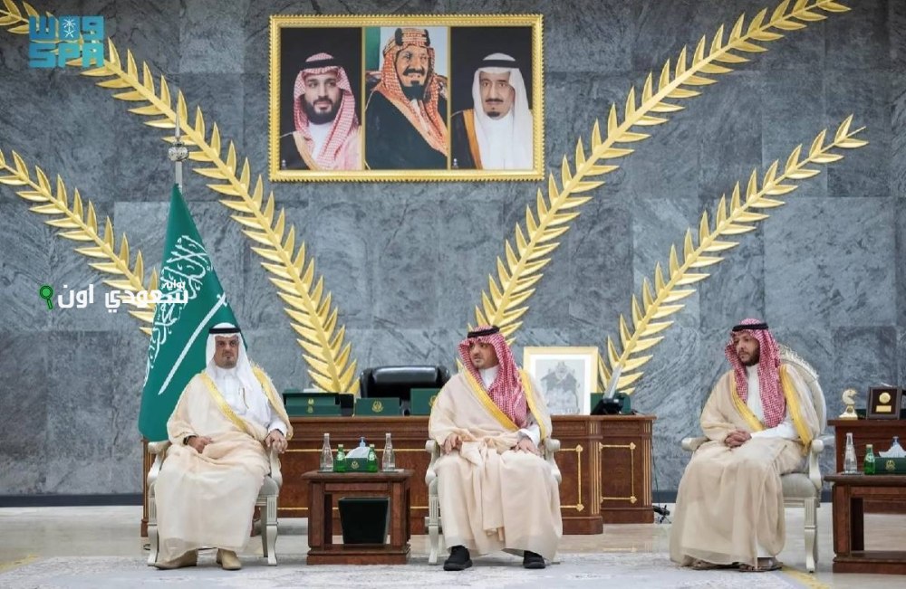 وزير الداخلية يستعرض مع