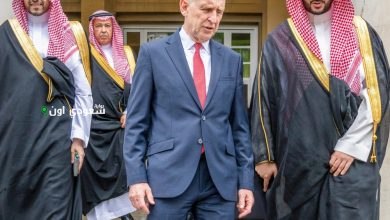 وزير الدفاع يعقد جلسة محادثات