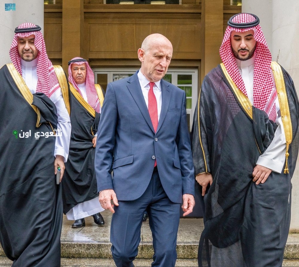 وزير الدفاع يعقد جلسة محادثات مع نظيره البريطاني حول التعاون العسكري والدفاعي