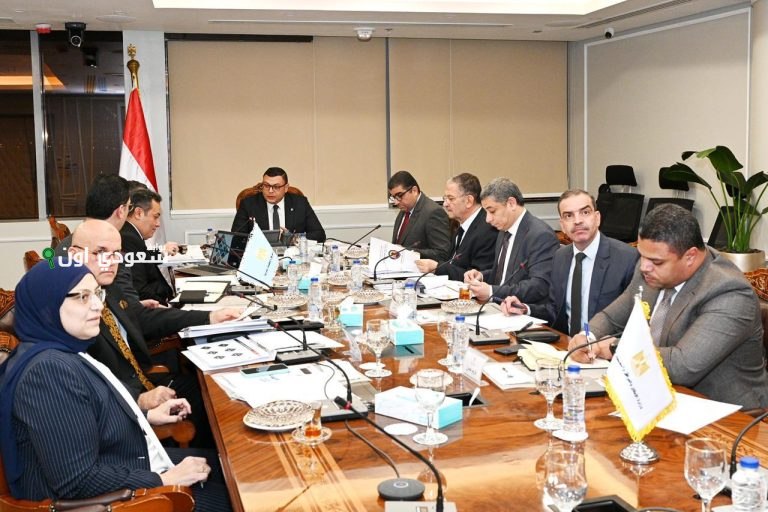 وزير الإسكان يناقش تسهيلات هيئة التنمية السياحية