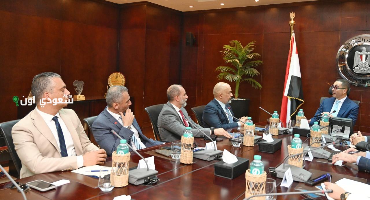 وزير الاستثمار يلتقي وفد