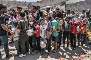 الوضع في غزه بين الجوع والدمار والمساعدات واقفه على الأبواب