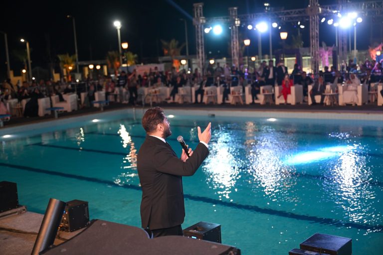 تامر حسني يشعل زفاف جماعي بـ200 عروسة