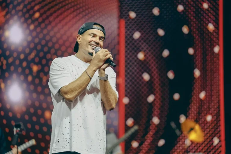 عمرو دياب يشعل الكويت بحفل ناري