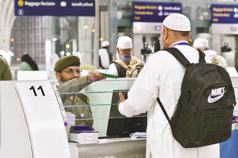جوازات مطار المدينة تستقبل