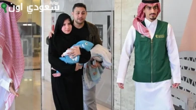 والد الطفل محمد جمعة يتابع لحظات عملية فصل التوأم الطفيلي