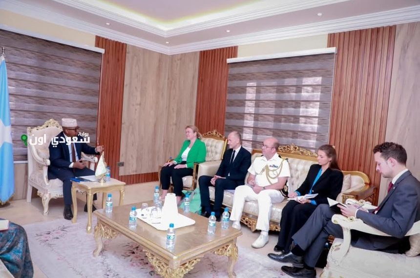 وزير الدفاع يصل العاصمة البريطانية في زيارة رسمية لتعزيز التعاون العسكري بين البلدين